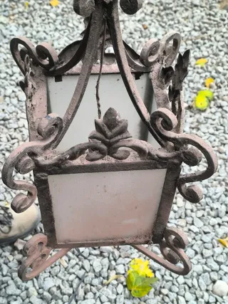 Lámpara antigua de metal y cristal