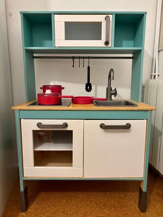 Cocinita Ikea Mint con Ollas