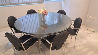 Mesa redonda cristal y 6 sillas cuero