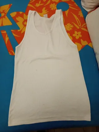 Conjunto sujetador negro y camisola blanca