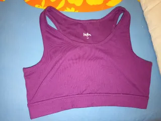 Conjunto sujetador negro y camisola blanca