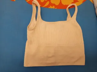 Conjunto sujetador negro y camisola blanca