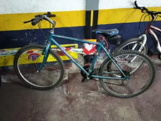 Bicis de montaña y dos de ciudad