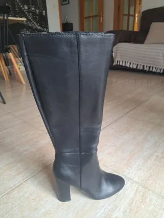 Botas altas de cuero negro