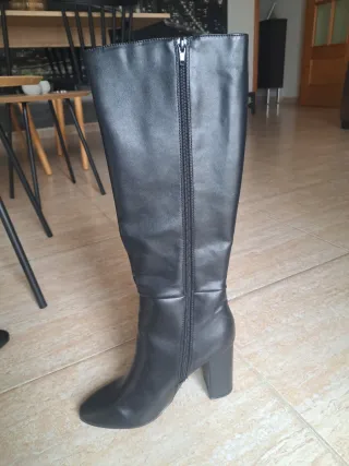 Botas altas de cuero negro