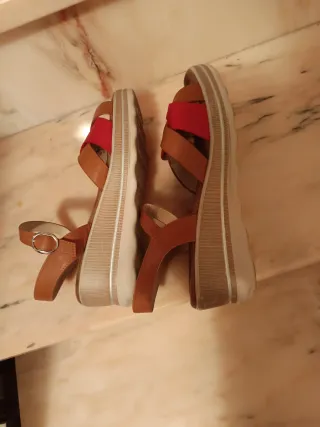 Sandalias cuña marrón y rojo. Piel