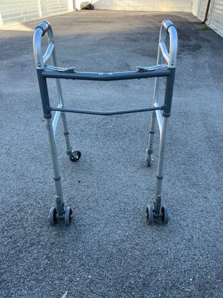 Carrello deambulatore con ruote