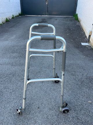 Carrello deambulatore con ruote