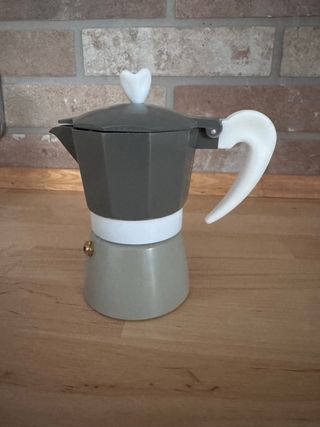 Caffettiera grigia e bianca