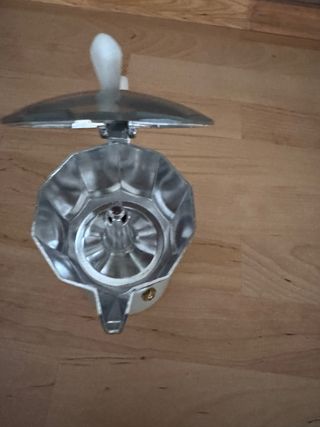 Caffettiera grigia e bianca