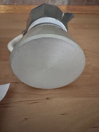 Caffettiera grigia e bianca