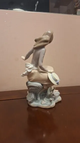 Figura Lladró Niña Sentada con Sombrero
