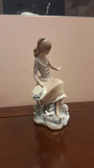 Figura Lladró Niña Sentada con Sombrero