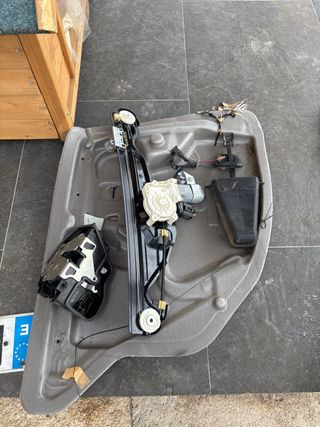 Piezas puerta trasera coche