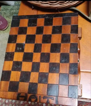 Ajedrez de madera hecho a mano en Haití