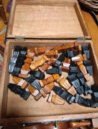 Ajedrez de madera hecho a mano en Haití