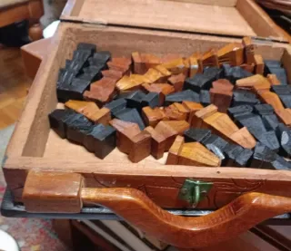 Ajedrez de madera hecho a mano en Haití