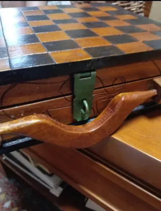 Ajedrez de madera hecho a mano en Haití