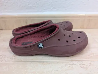 Crocs granates con borreguillo T.38,5