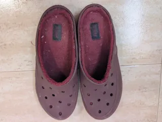 Crocs granates con borreguillo T.38,5