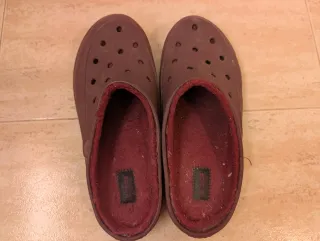 Crocs granates con borreguillo T.38,5