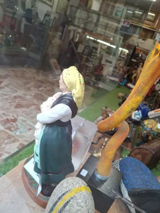 Figura cerámica celta mujer con bebé