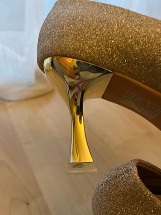 Zapatos dorados brillantes