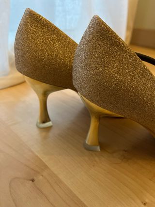 Zapatos dorados brillantes