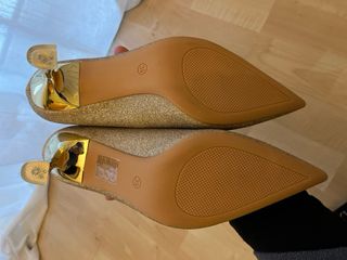 Zapatos dorados brillantes