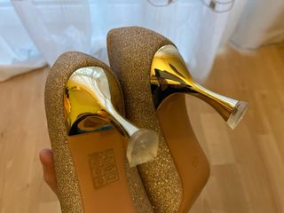 Zapatos dorados brillantes