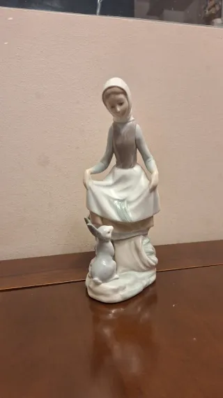 Figura Lladró Niña con Conejo