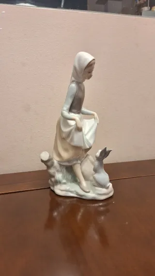 Figura Lladró Niña con Conejo