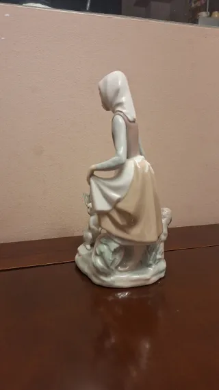 Figura Lladró Niña con Conejo