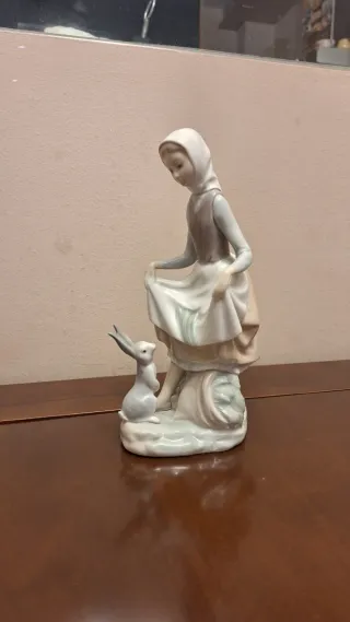 Figura Lladró Niña con Conejo
