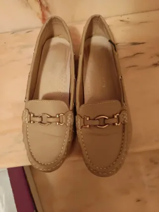 Zapatos planos beige con detalle dorado
