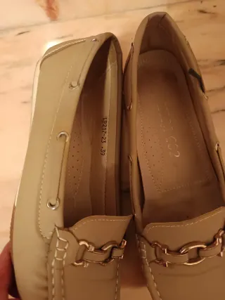 Zapatos planos beige con detalle dorado