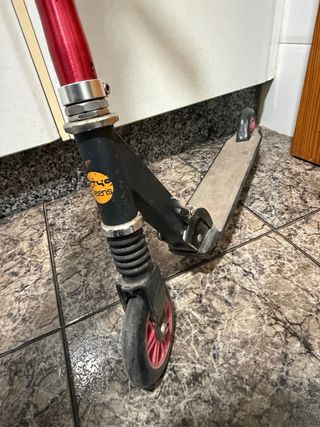 Patinete rojo y negro