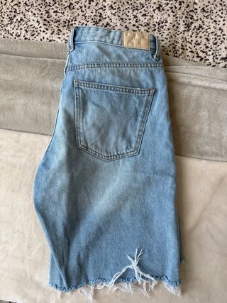 Bermudas jean con detalles rotos