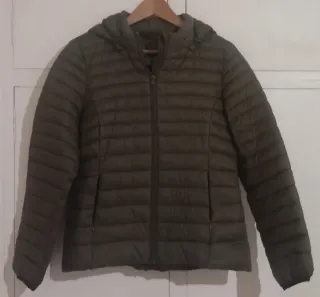 Plumífero verde con capucha