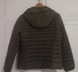 Plumífero verde con capucha