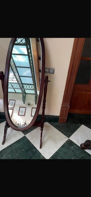 Espejo de pie ovalado de madera