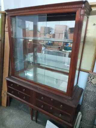 Mueble vitrina de madera y cristal