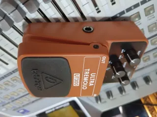 Behringer UT300 Ultra Tremolo Pedal