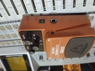 Behringer UT300 Ultra Tremolo Pedal