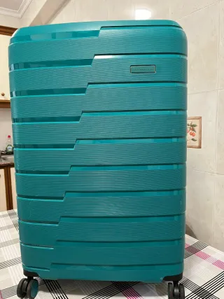 Maleta azul de Paco Martínez