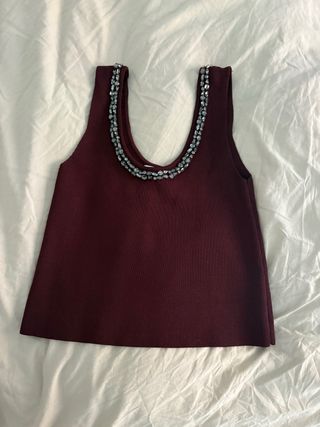 Top burdeos con pedrería