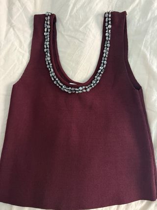 Top burdeos con pedrería