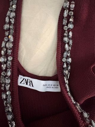 Top burdeos con pedrería