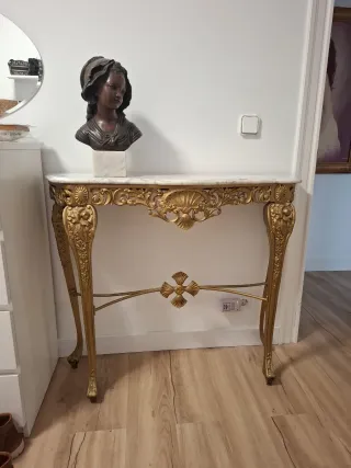 Recibidor clásico bronce con tablero de mármol