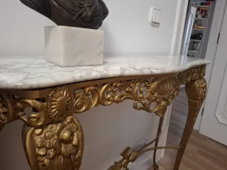 Recibidor clásico bronce con tablero de mármol